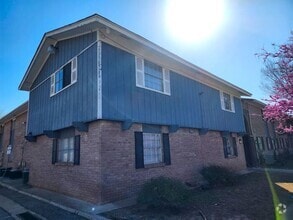 Building Photo - 2 Bedroom 1.5 Bath Apt at the Monterey Squ...