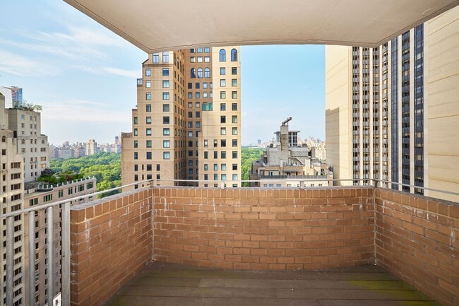 Building Photo - 58 W 58th St