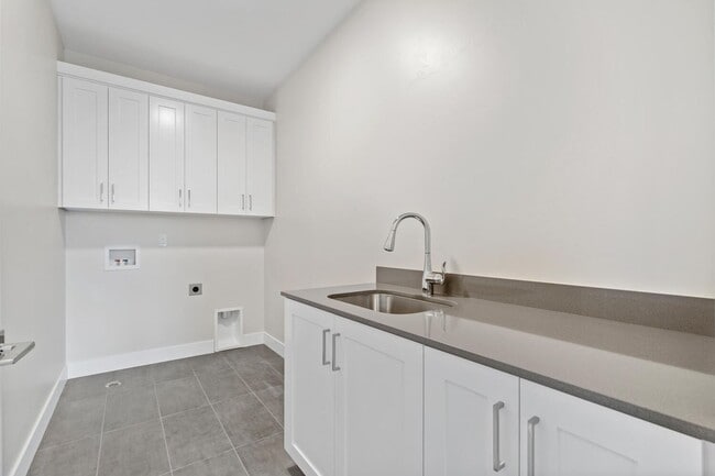 Building Photo - Cozy, Bright, and Spacious Home Nestled in Midway