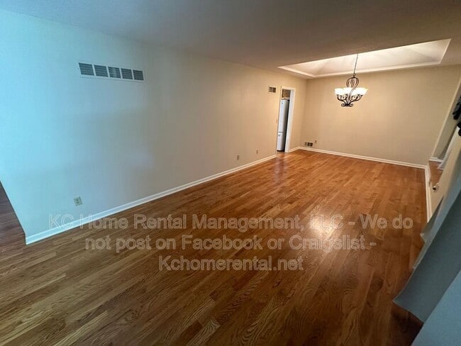 Building Photo - 6119 Cottonwood Dr