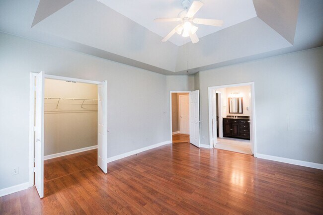 Building Photo - Spacious beautiful 5 bedroom 2.5 bath home...