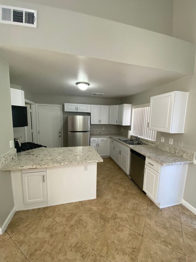 Building Photo - AMERICANA Property Mgmt - Remodeled 2 stor...