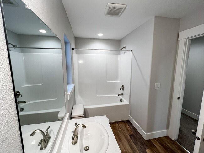 Building Photo - BIGFIR1069-1071