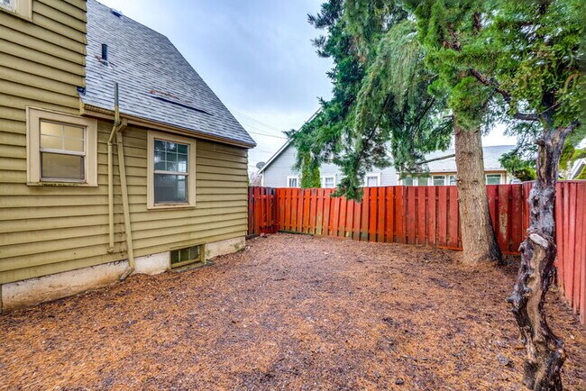 Building Photo - 1137 SE Uglow Ave