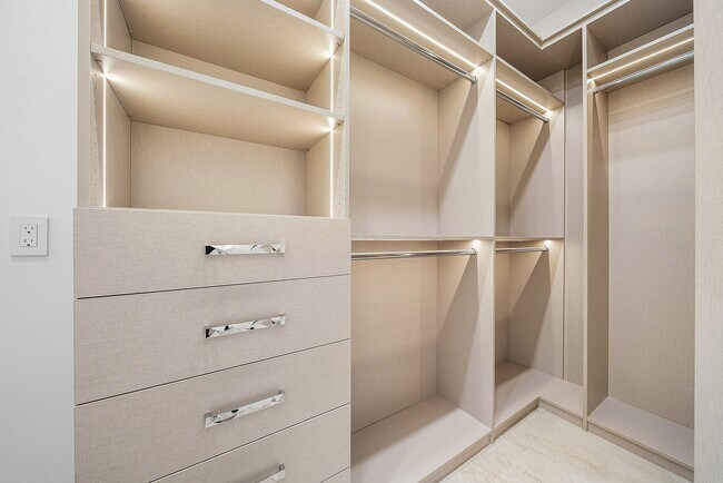 Building Photo - 2650 NE 48th Ct