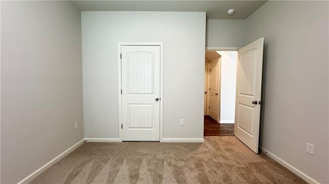 Building Photo - 569 King Vlg