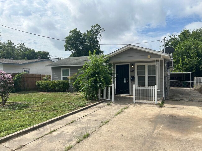 Building Photo - Charming 4 Bed, 3 Bath Home + Bonus 1 Bed/1 Bath Casita!