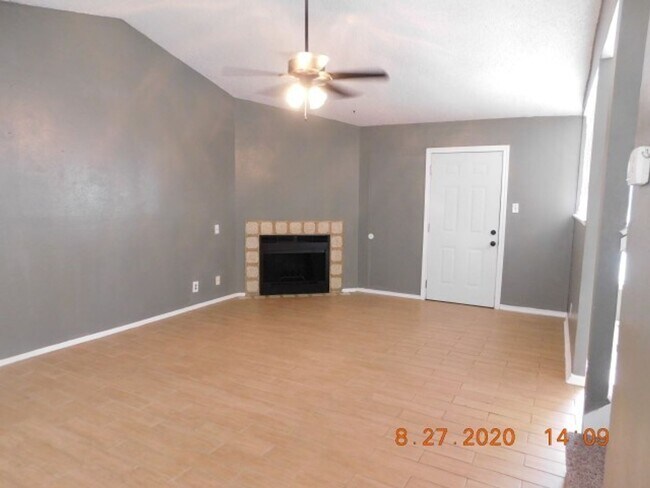Building Photo - Nice 3 bedrooms, 2 full baths with half ba...