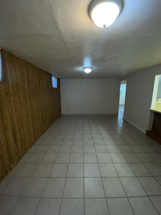 Building Photo - STUDENTS WELCOME! Campus West 5 Bed 2 Bath Ranch w/ Finished Basement