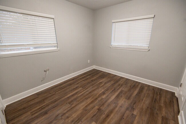 Building Photo - 3196 N Ridge Rd