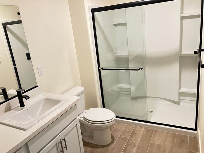 Building Photo - 5 bedroom 3 1/2 bath house in gated commun...
