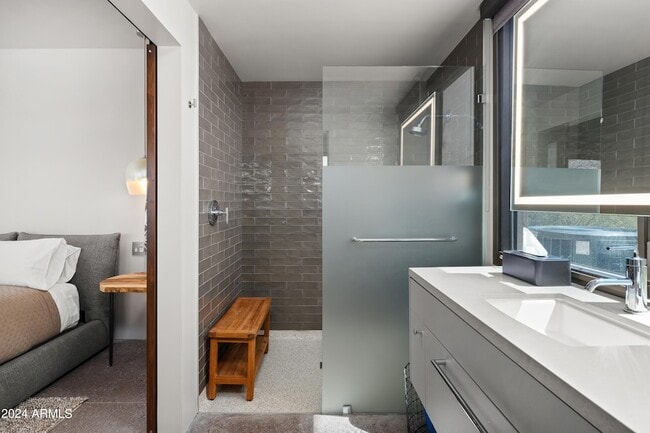 Building Photo - 15212 N Sandy Blf Rd