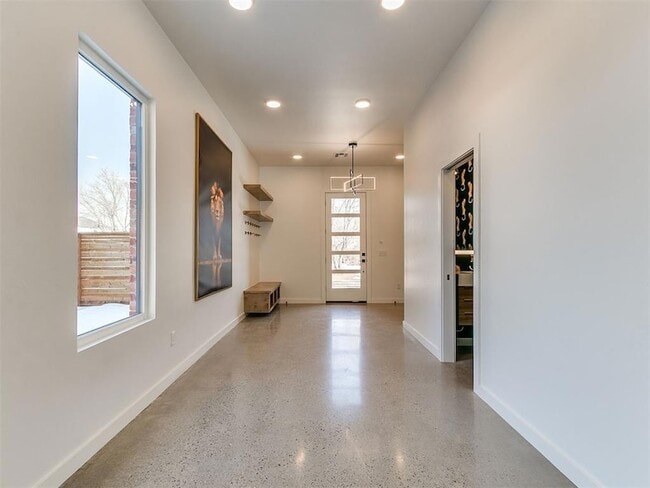 Building Photo - 605 N Idaho Ave