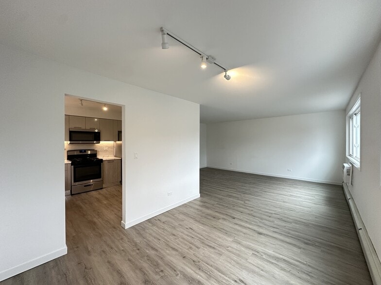 Building Photo - 7621 N Sheridan Rd