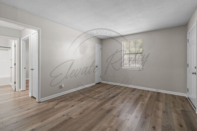 Building Photo - On Special: Two Bedroom Duplex in Hermitage!