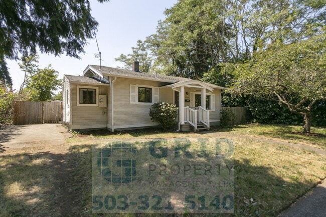 Building Photo - 2 Bedroom Home Available in Southeast Wood...