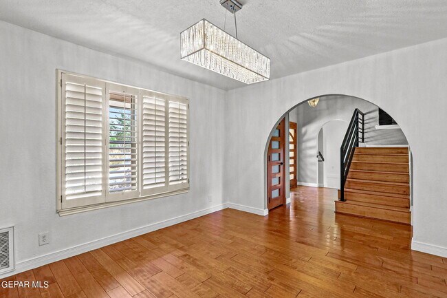 Building Photo - 5109 Memory Dr