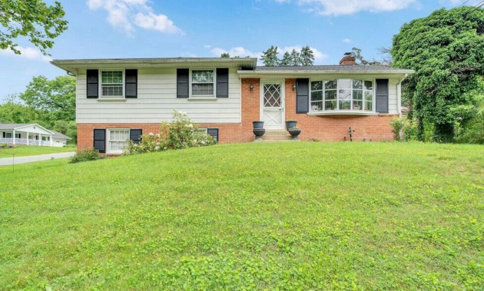 Primary Photo - 880 Corvair Rd