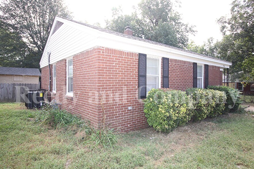 Building Photo - 2352 Imogene St