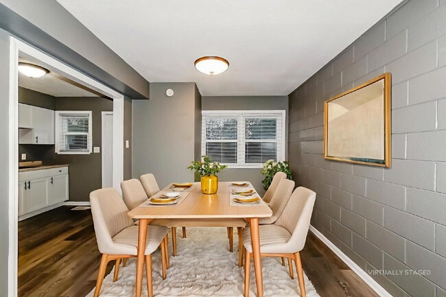 Building Photo - Charming 2 Bed, 1 Bath Apartment in Indianapolis - Don't Miss Out!