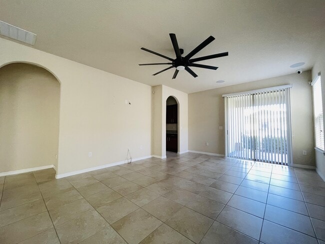 Building Photo - 8221 Lakeview Crossing Dr