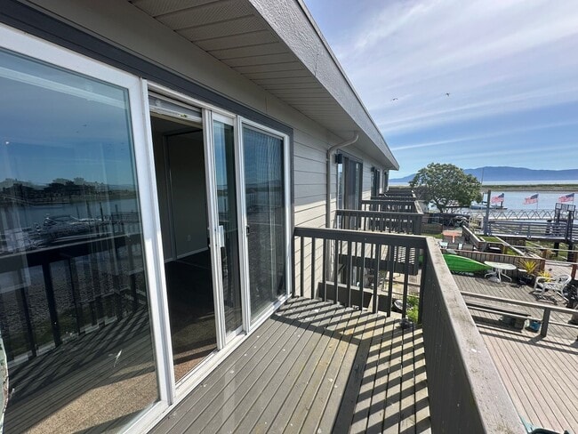 Building Photo - 2 Bed 2 Bath Waterfront Condo in Sandy Point