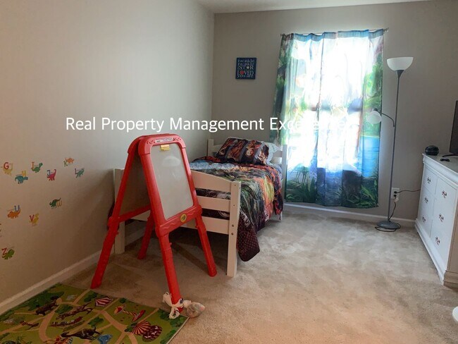 Building Photo - Gorgeous End-Unit TH In Desired Cary Locat...