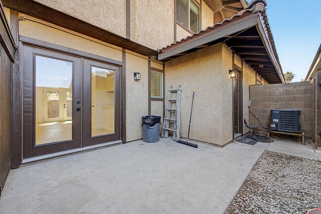 Building Photo - Remodeled 3BR End Unit Townhome in South Tempe | Private Yard + Covered Parking