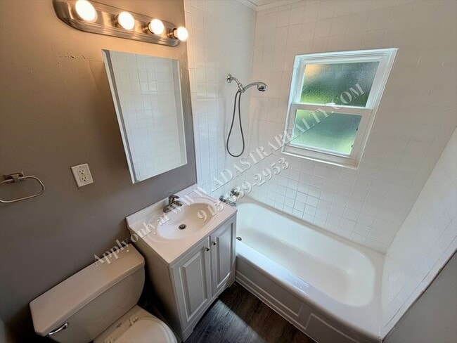 Building Photo - Cute 3 Bed 1 Bath in Raytown-Available NOW!!