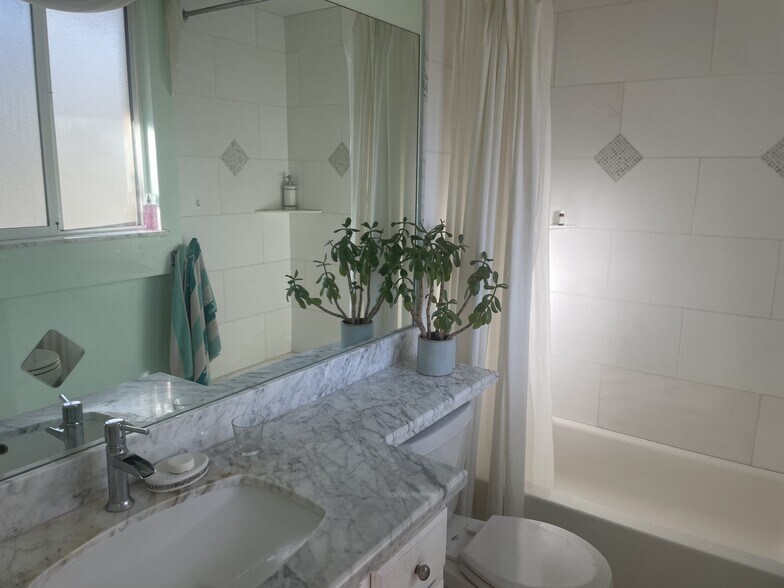 Building Photo - 1600 Pinebrook Blvd