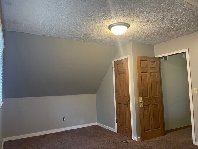 Building Photo - 4 Bedroom 2 bath House Available Now!!