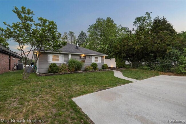 Building Photo - 486 Charlevoix St