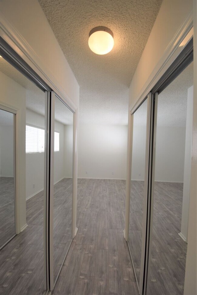 Building Photo - 5036