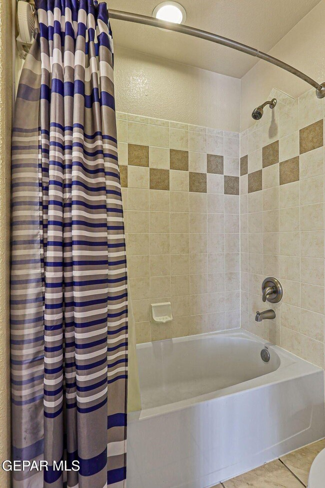 Building Photo - 951 Via Descanso Dr