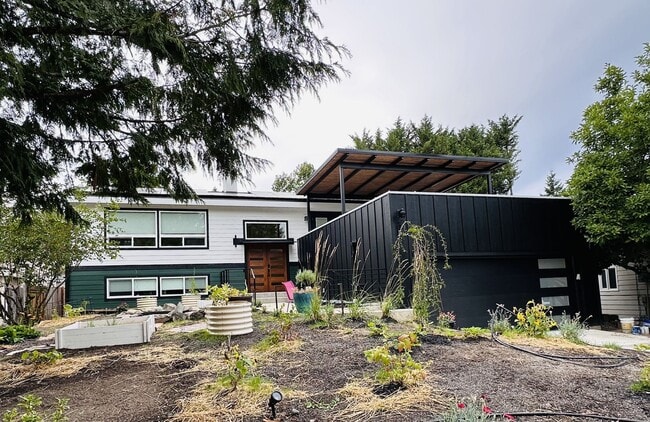Building Photo - Fabulous 4 Bedroom/2 Bath Home! Upper Unit...