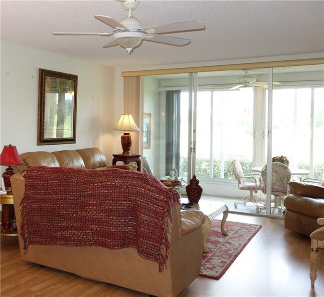 Building Photo - 2901 S Palm Aire Dr