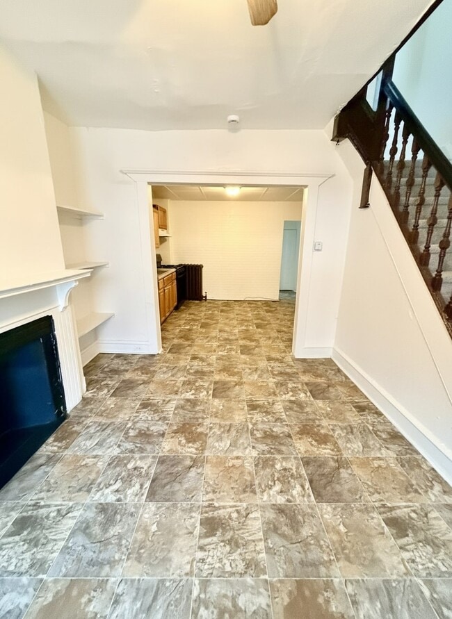 Building Photo - 630 E Thayer St