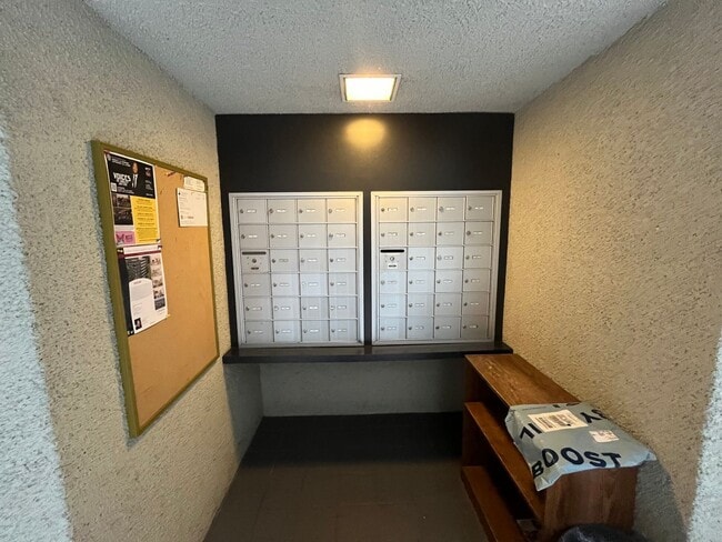 Building Photo - 1Bd/1Ba Home in Goose Hollow neighborhood ~ Secured Garage Parking and Additional Storage Unit!!!