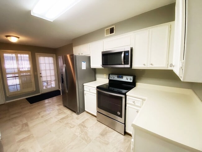 Building Photo - 2 BD/1.5 BATH MOVE IN NOVEMBER MINUTES FRO...