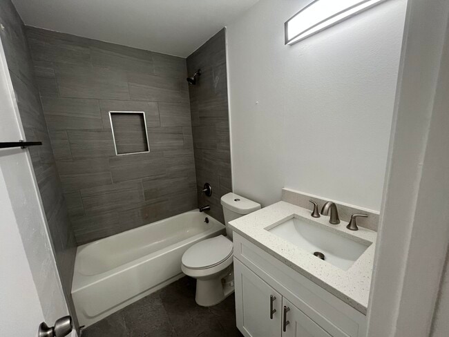 Building Photo - 210 SW Sterret Cir