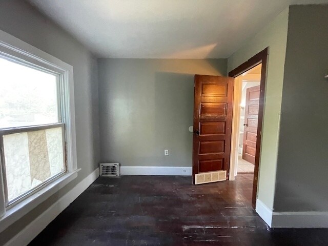 Building Photo - 422 Studebaker St