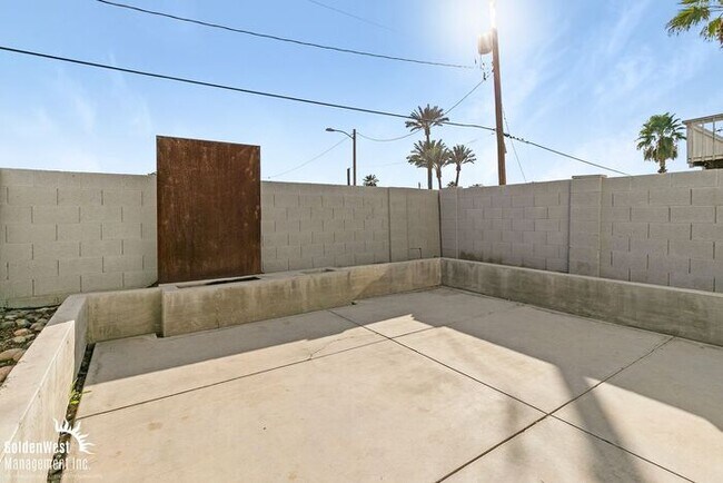 Building Photo - Stylish 1Bdm 2Ba Loft in Uptown Phoenix with Private Yard!