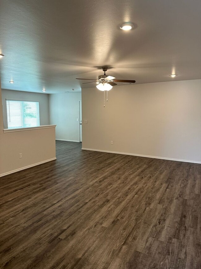 Building Photo - Now Pre-Leasing ? Stylish 3-Bedroom | 2-Bathroom Home in Shadow Valley