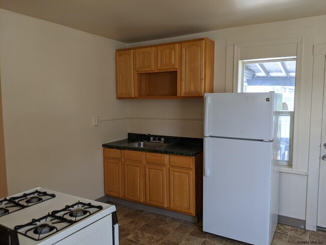 Building Photo - 84 Main St