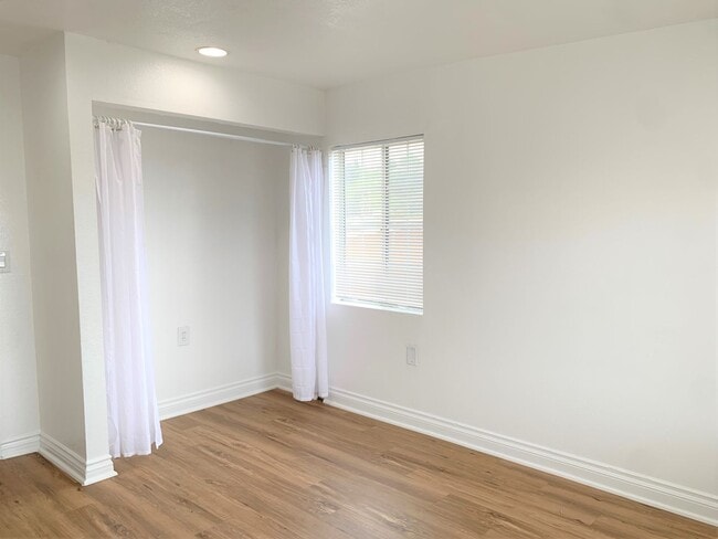 Building Photo - Spacious 4 Bedroom, 3 Bathroom Home with Driveway