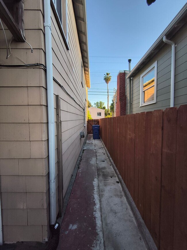 Building Photo - Cozy 3 BD/2 BATH Single Family Home With 2 Floors Located in Albany, Ca.