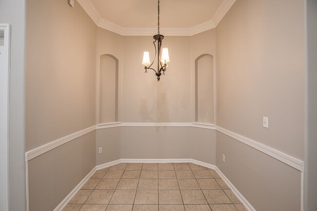 Building Photo - Stunning home in desirable neighborhood
