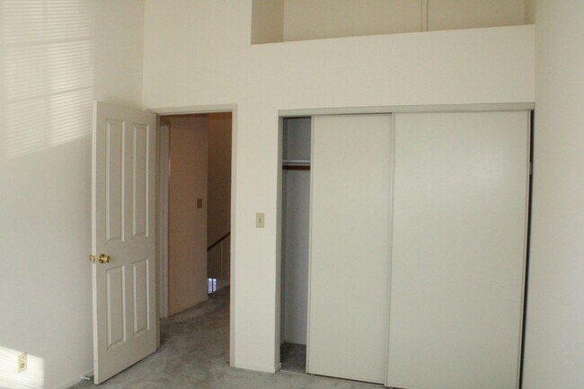 Building Photo - Waterfront Townhome In Pittsburg with Dock...