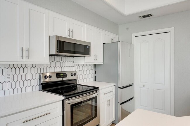 Building Photo - 6000 Shepherd Mountain Cove