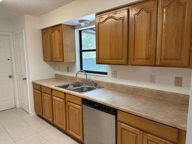 Building Photo - Charming 2-Bed, 2-Bath Home with Garage & ...